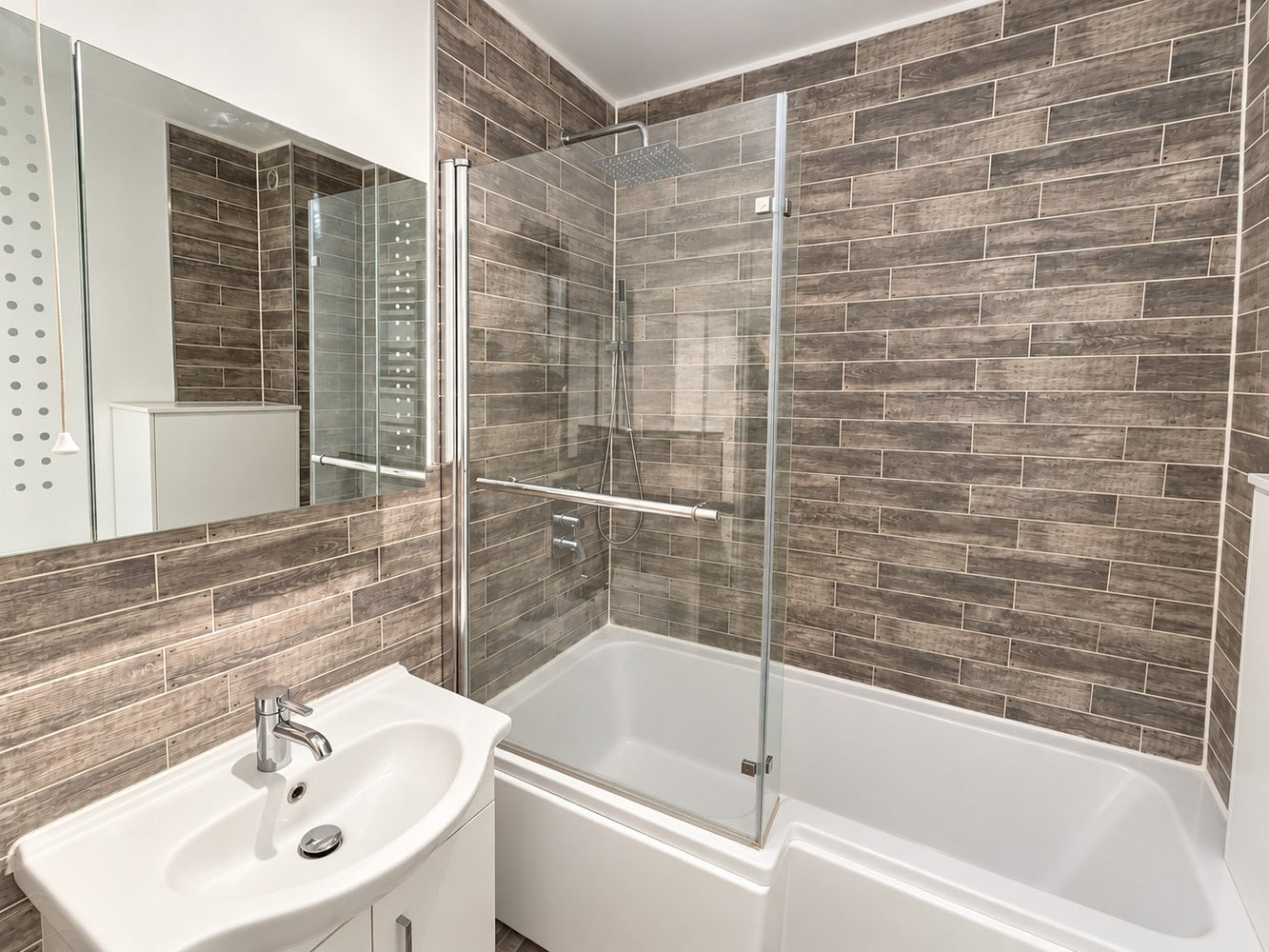 Flat Elmgrove Road in Greater London