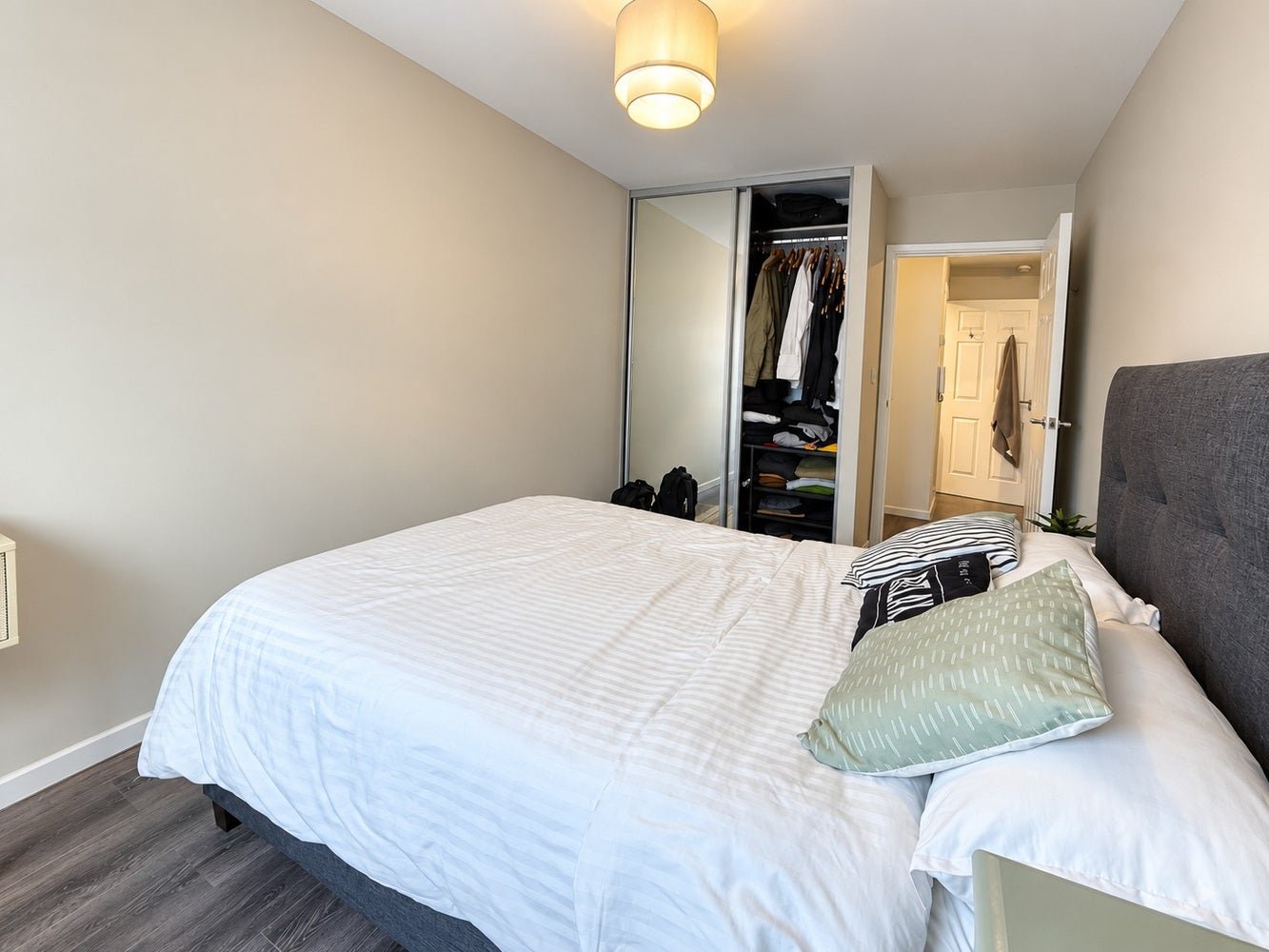 Flat Elmgrove Road in Greater London