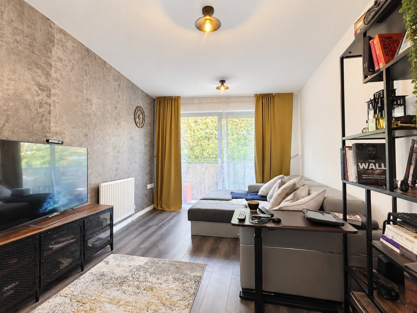 Flat Elmgrove Road in Greater London
