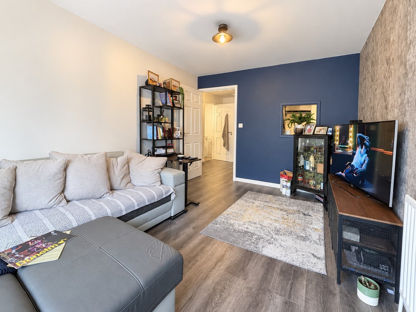 Flat Elmgrove Road in Greater London