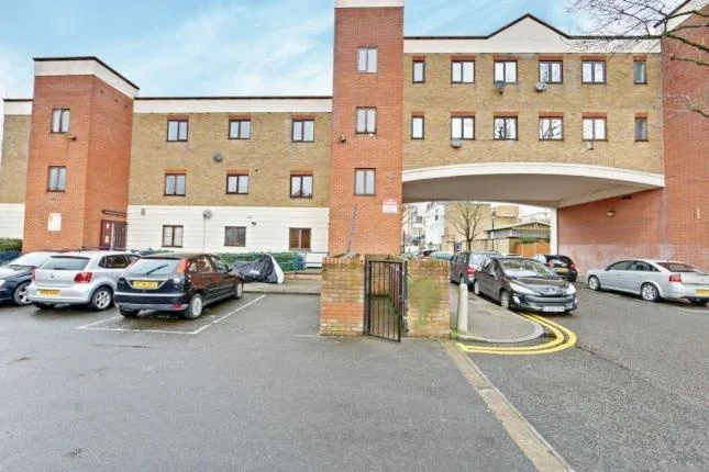 Flat Hewison Street in Greater London