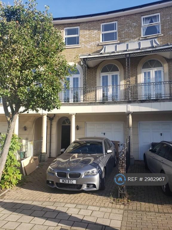 House Savery Drive in Elmbridge