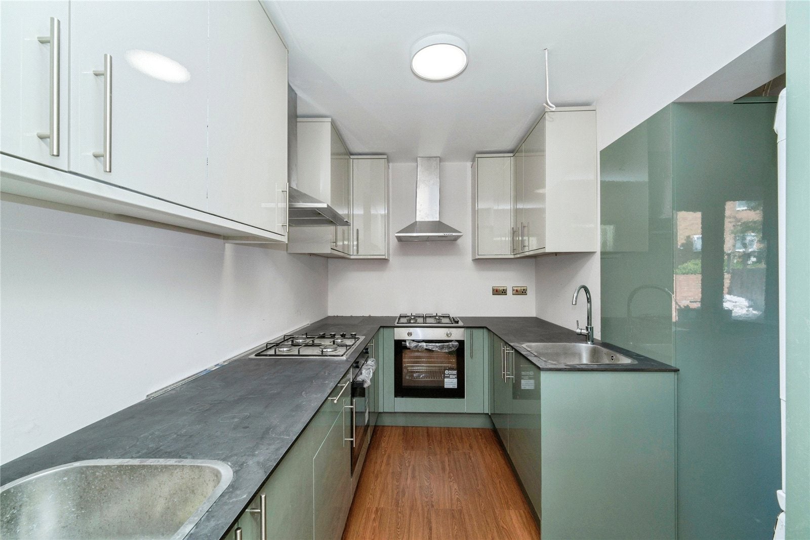 Room Nigel Close in Greater London