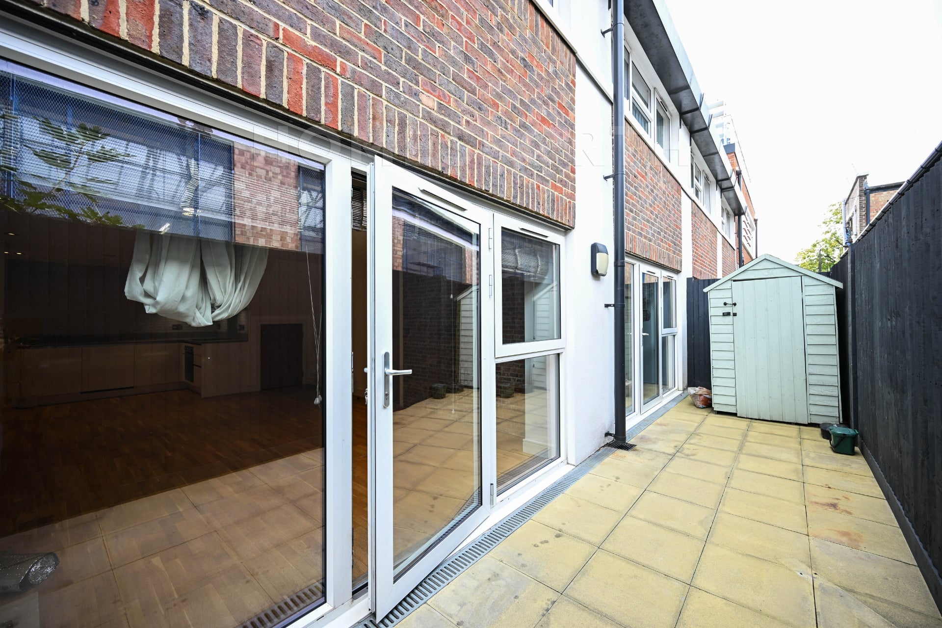 Flat Fraser Road in Greater London