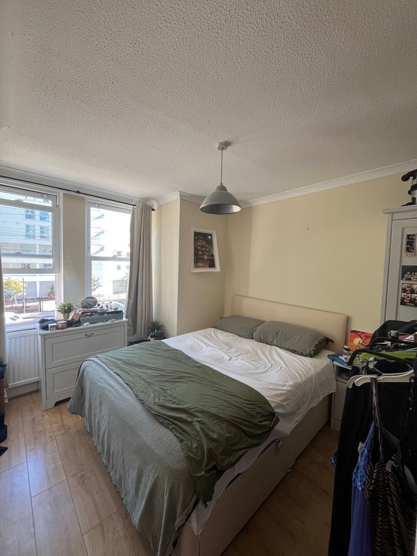 Room Manchester Road in Greater London