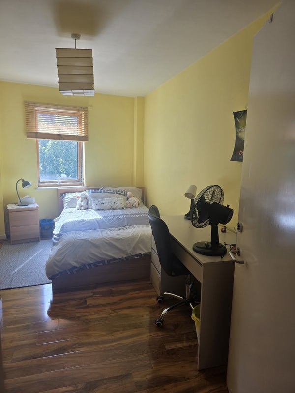 Room Rosebery Avenue in Greater London