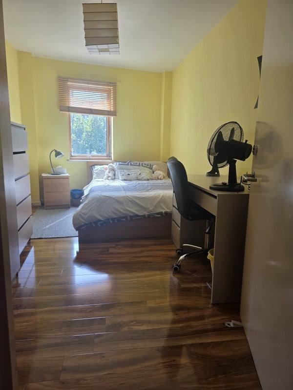 Room Rosebery Avenue in Greater London