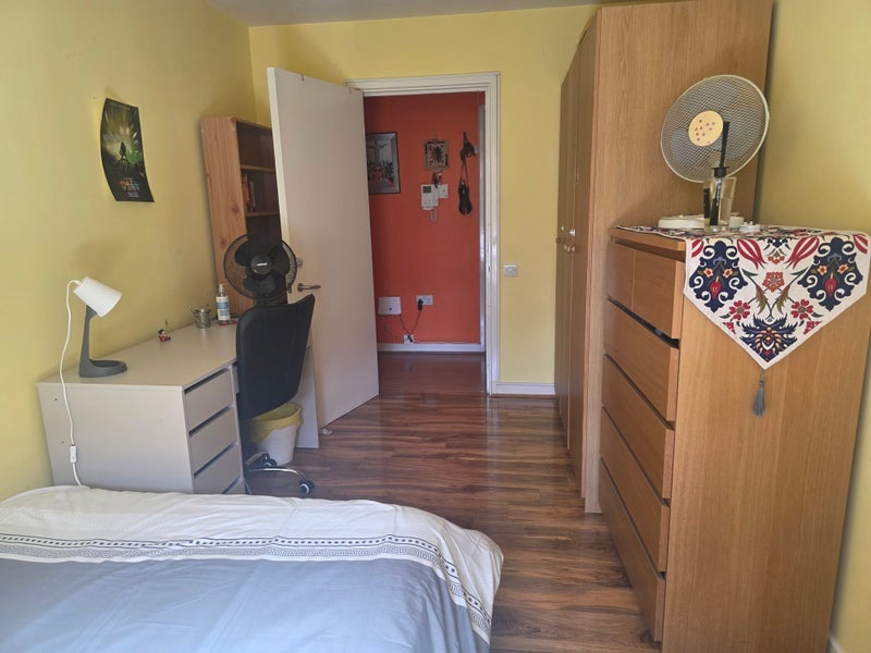 Room Rosebery Avenue in Greater London