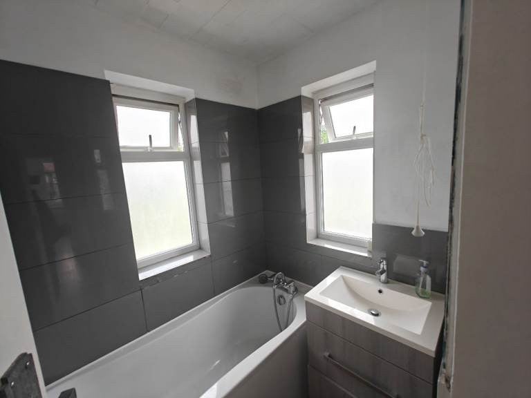 Room Redfern Avenue in Greater London