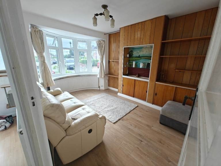 Room Redfern Avenue in Greater London