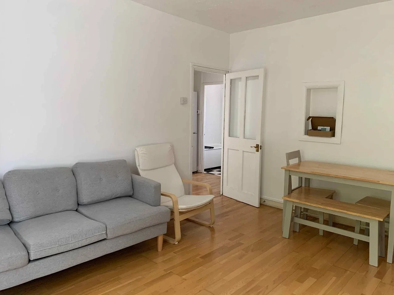 Room Harper Road in Greater London