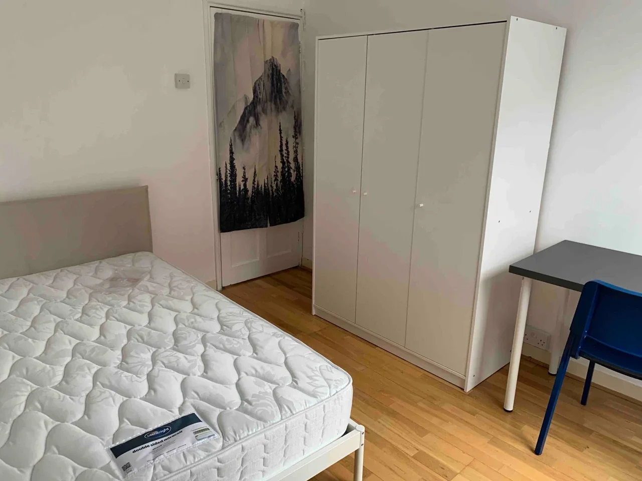 Room Harper Road in Greater London