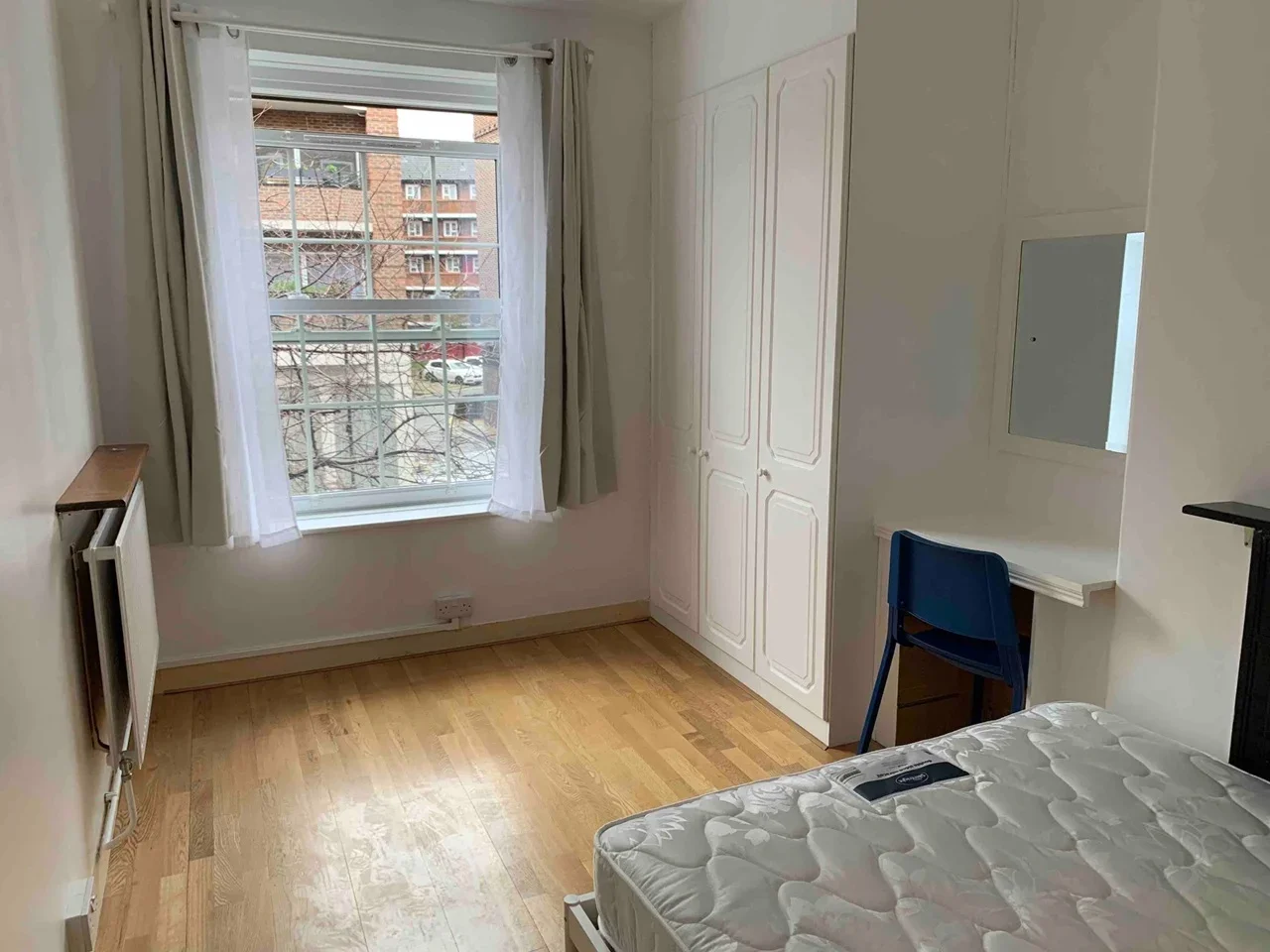 Room Harper Road in Greater London