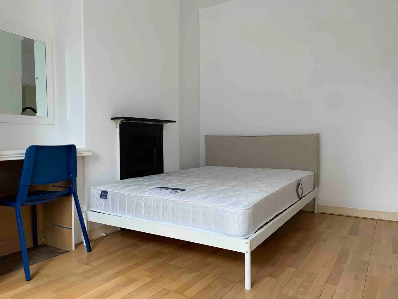 Room Harper Road in Greater London