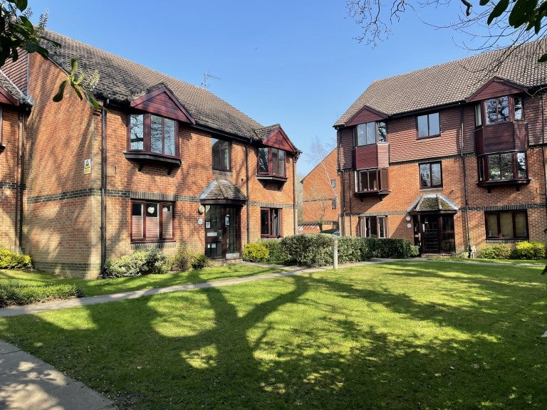 Flat Foxhills in Woking