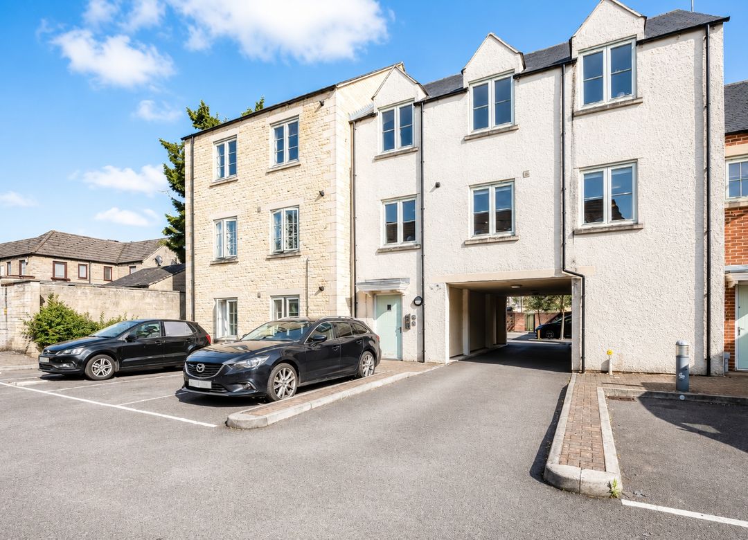 Flat Akeman Court in Cotswold District