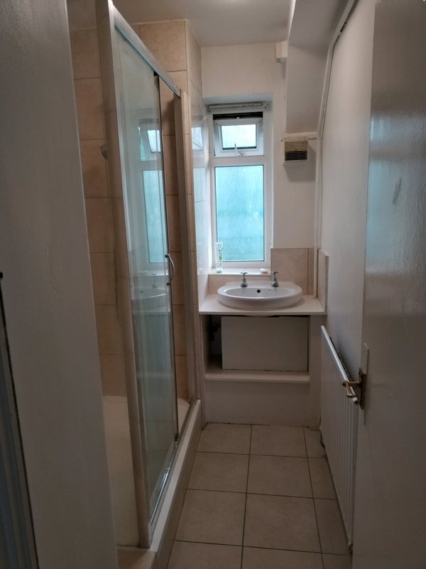 Room Bliss Crescent in Greater London