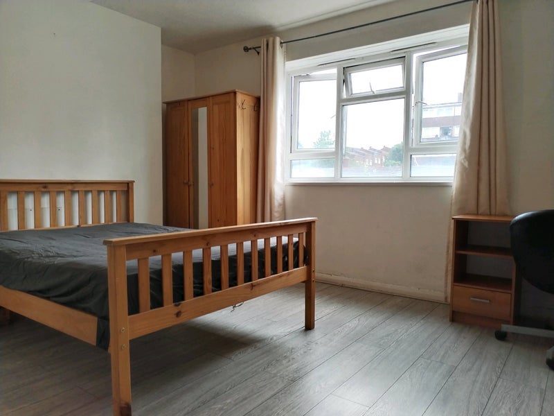Room Bliss Crescent in Greater London