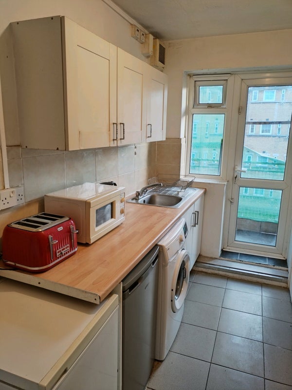 Room Bliss Crescent in Greater London