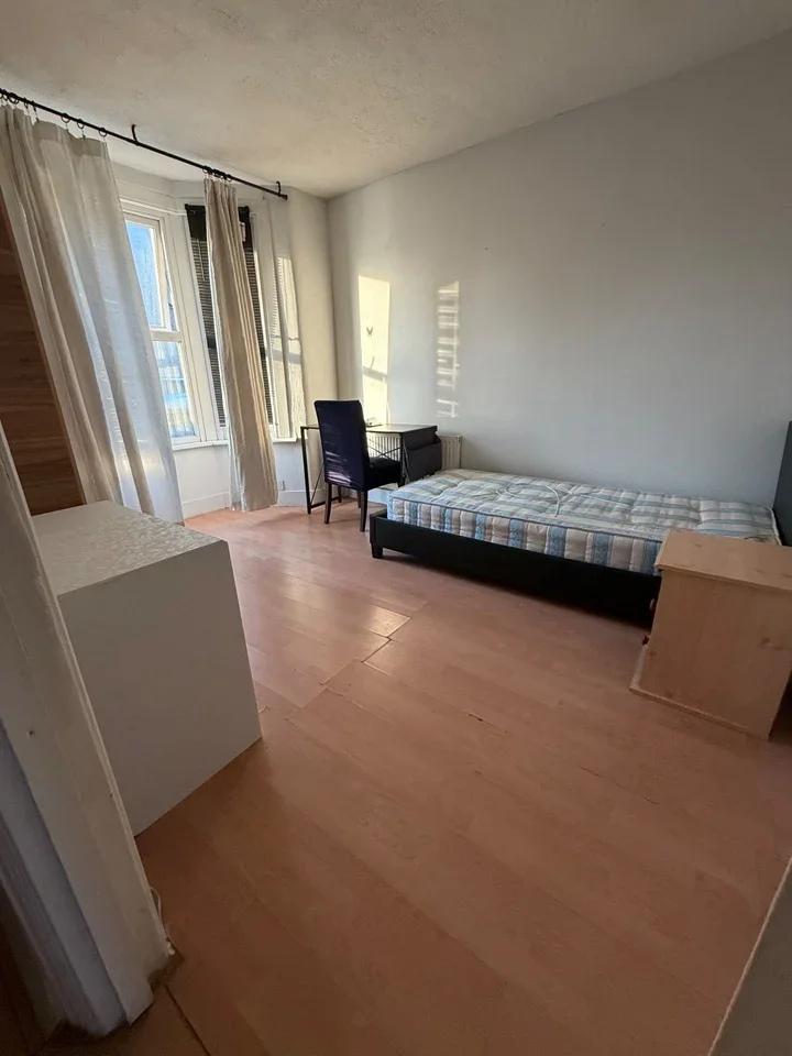 Room Gordon Road in Greater London