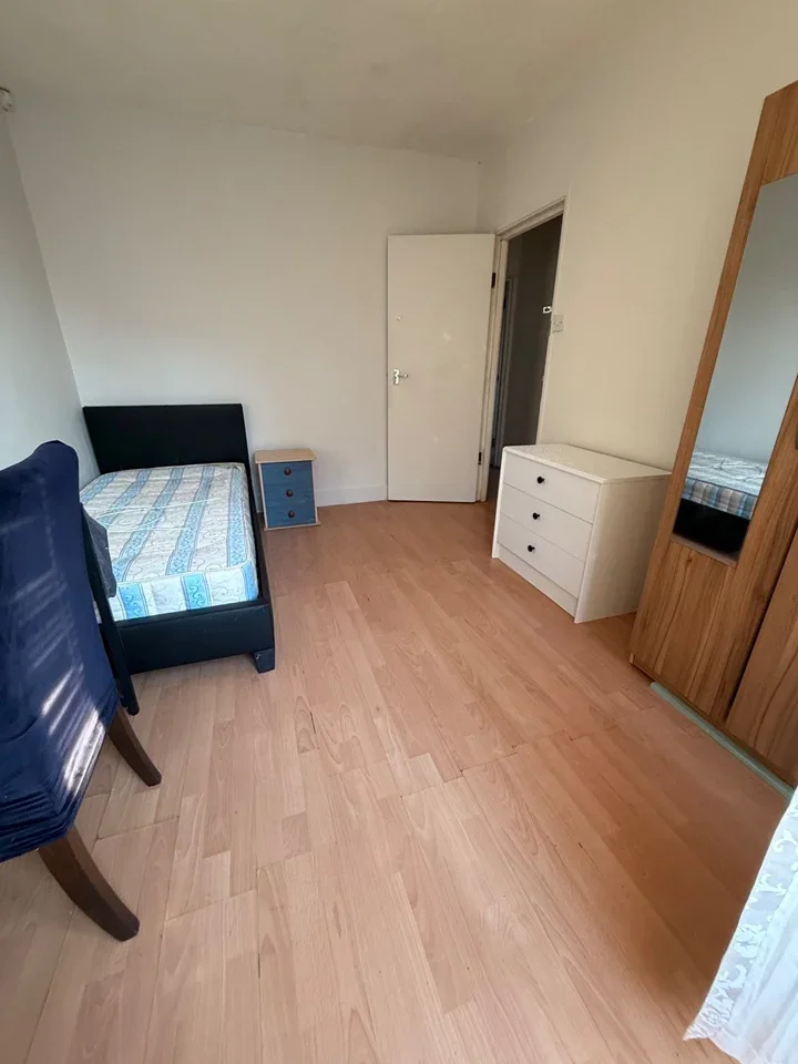 Room Gordon Road in Greater London