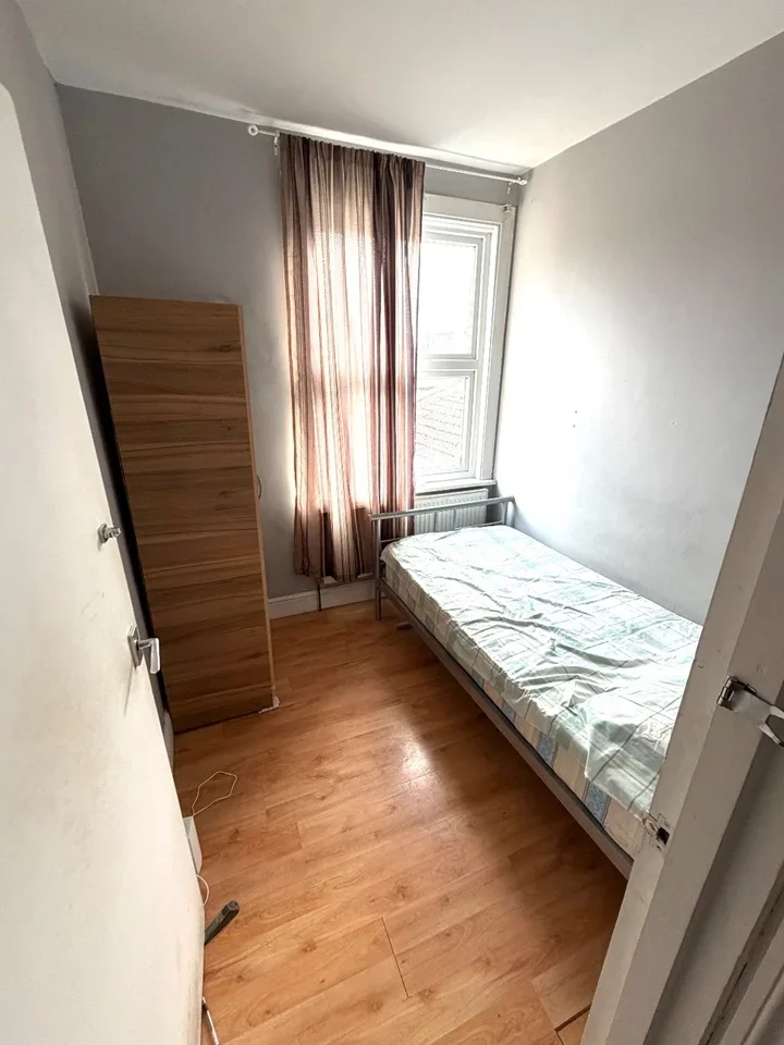Room Gordon Road in Greater London