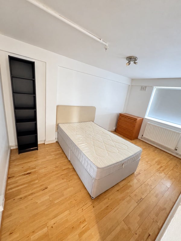 Room Mansfield Heights in Greater London