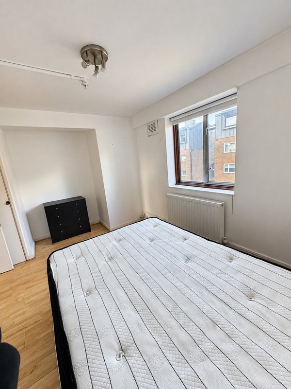Room Mansfield Heights in Greater London