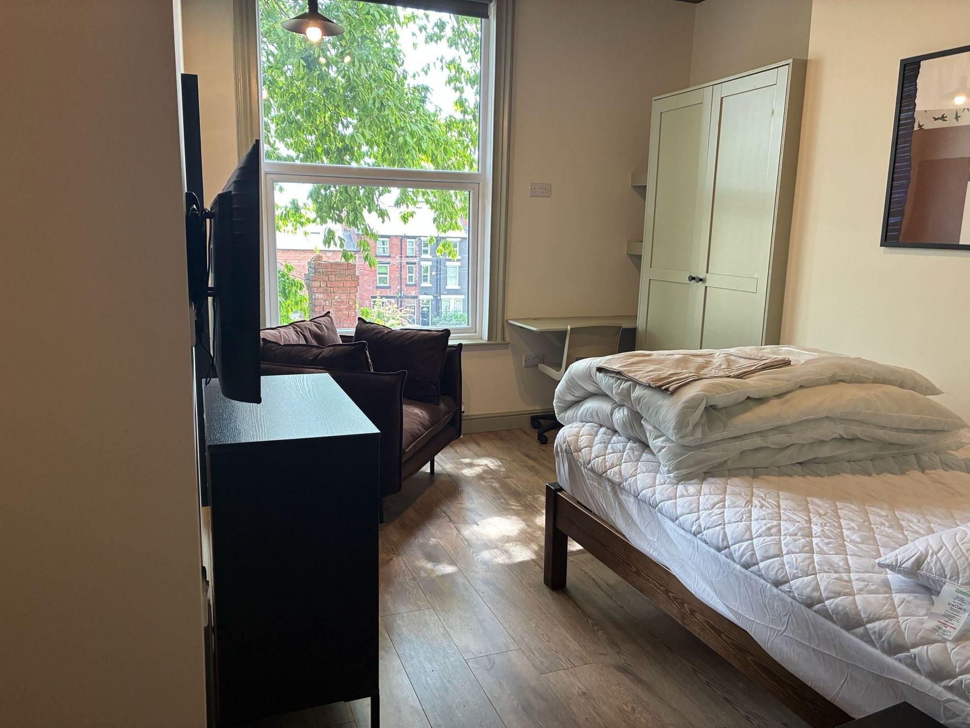 Room Moorland Road in Leeds