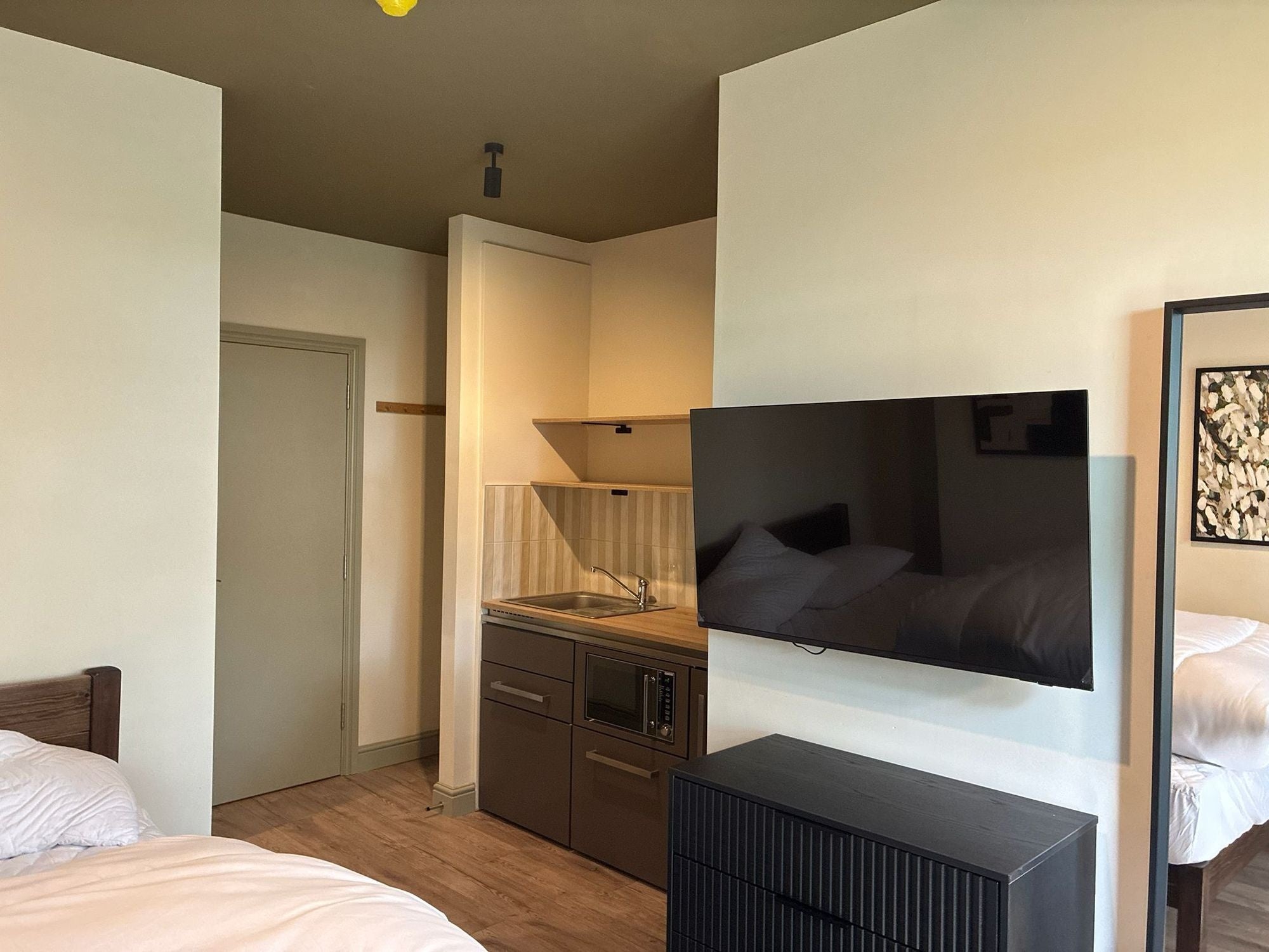 Room Moorland Road in Leeds