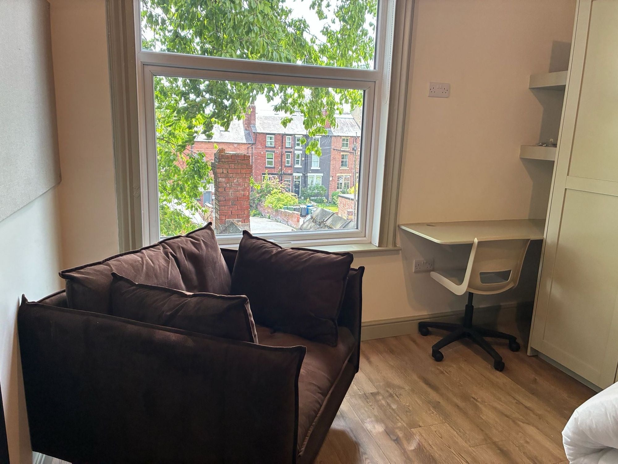 Room Moorland Road in Leeds