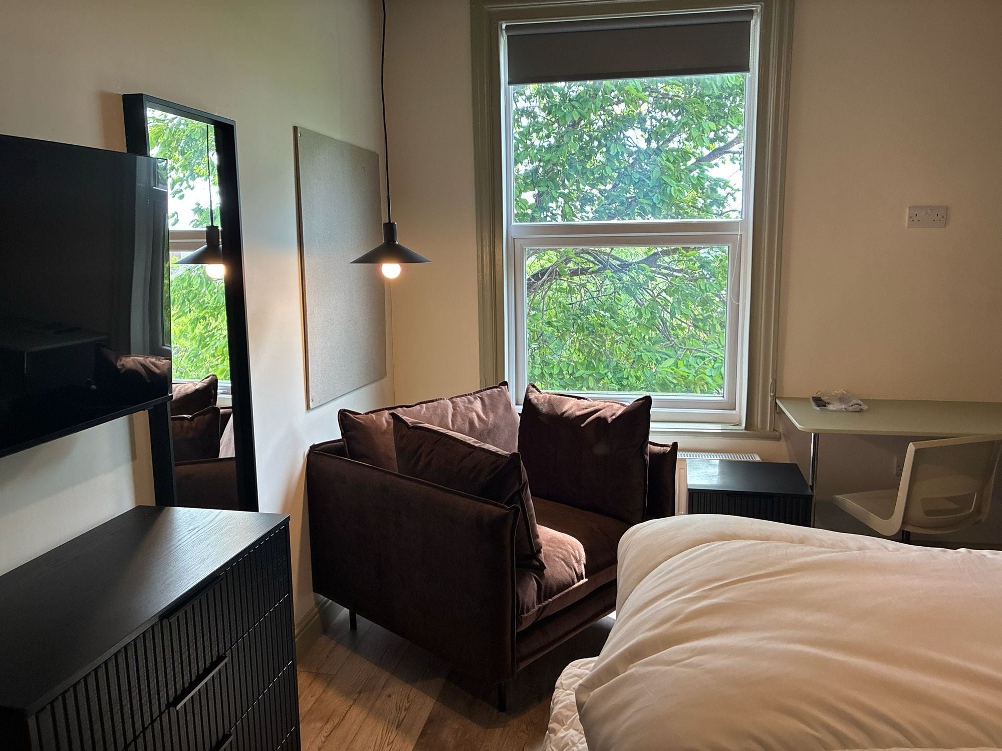 Room Moorland Road in Leeds