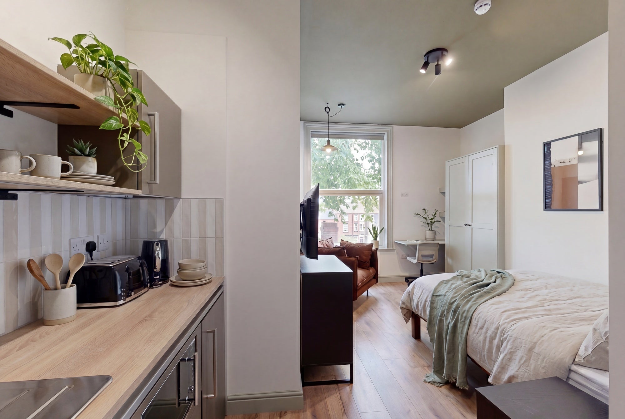 Room Moorland Road in Leeds