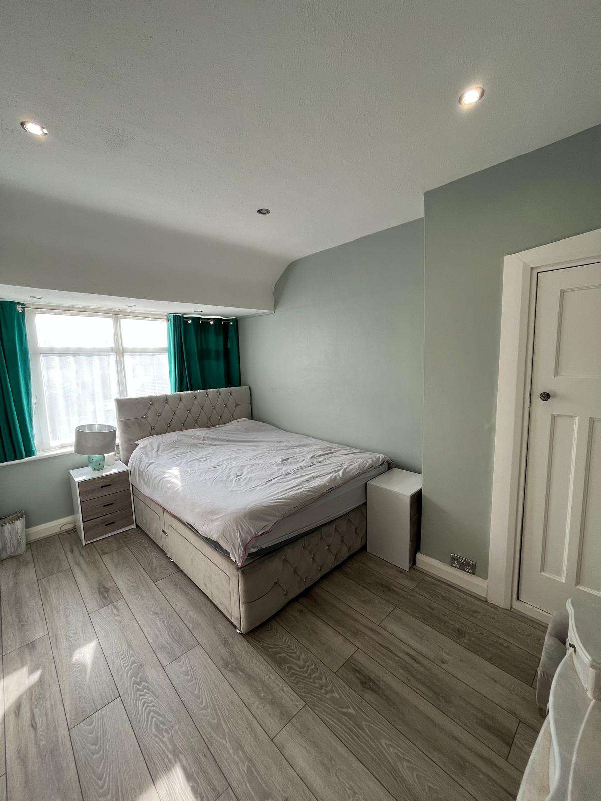 House Honeypot Lane in Greater London