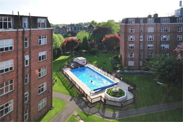 Room Wellesley Road in Greater London