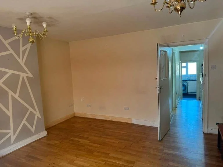 Flat Ruislip Road in Greater London