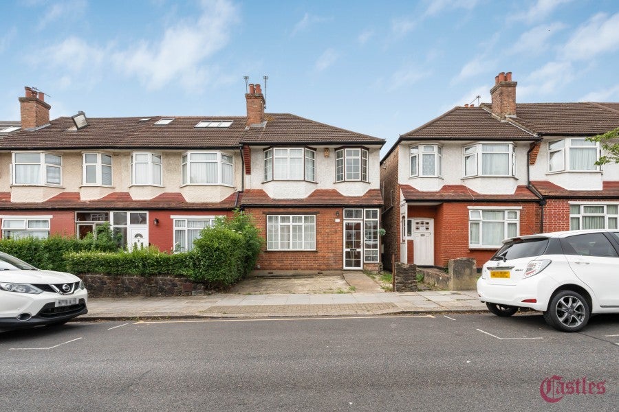 House Woodside Road in Greater London