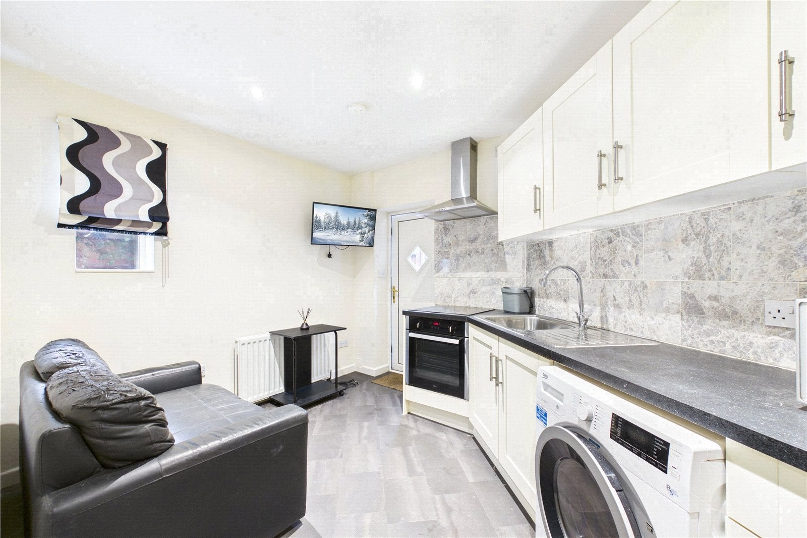 Flat Lansdowne Road in Reading