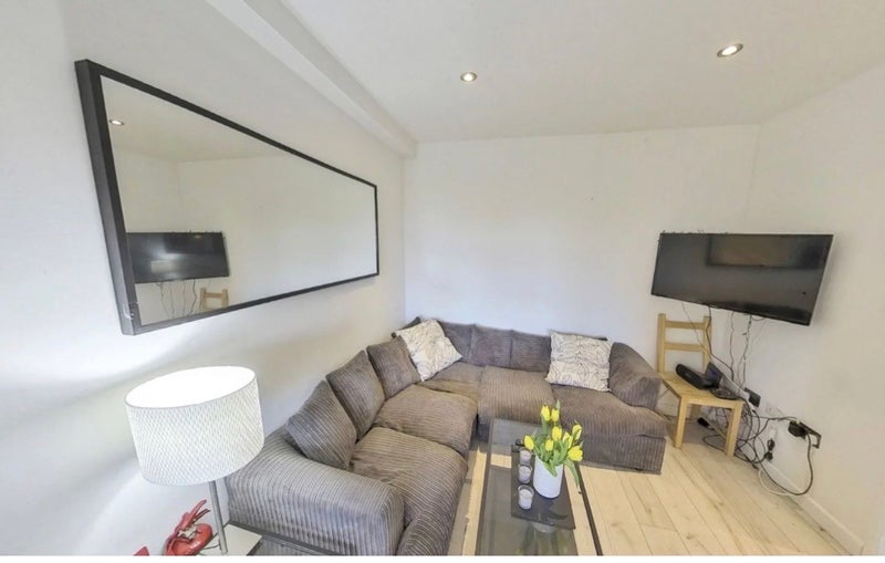Room Gauden Road in Greater London