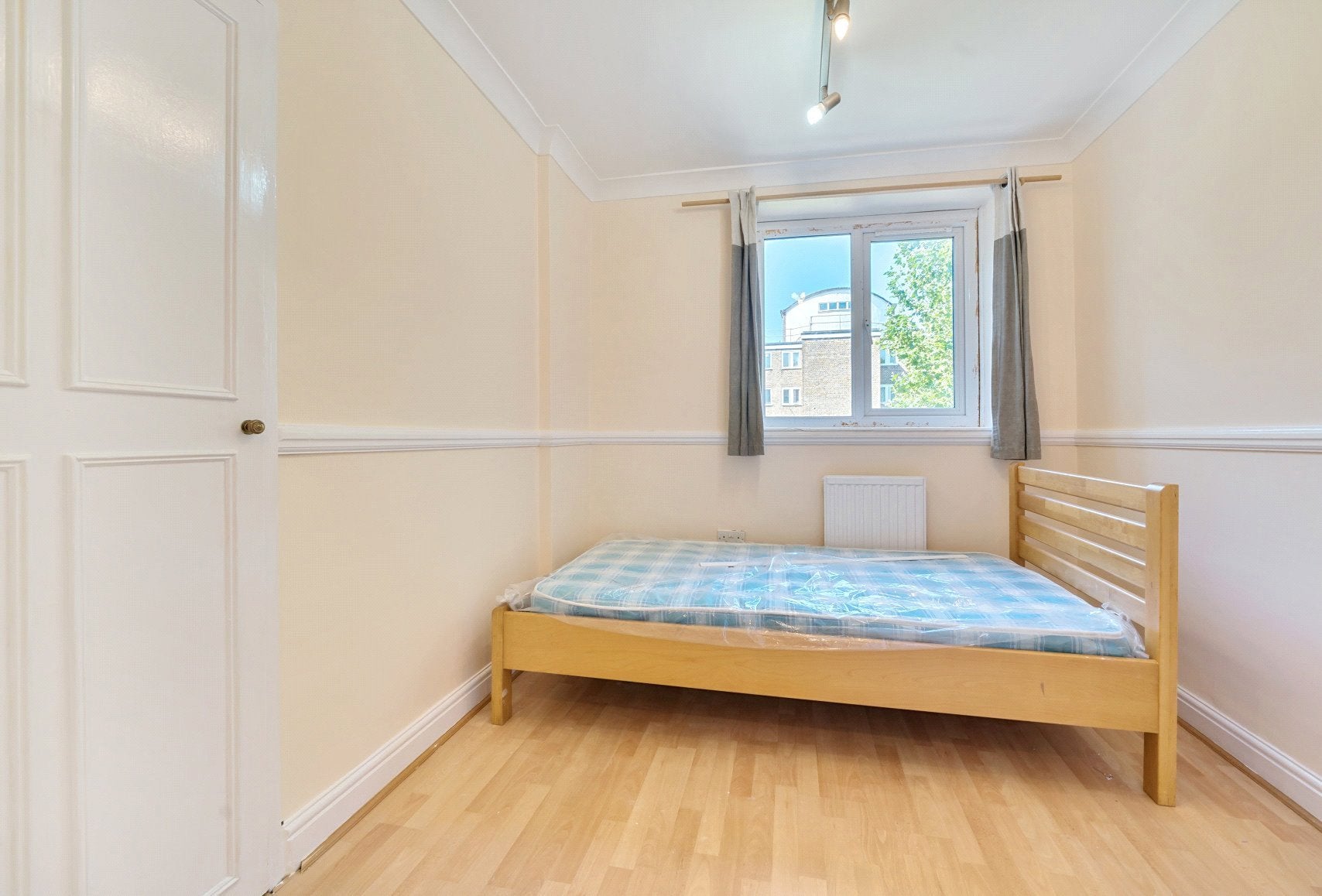 Flat West Drive in Greater London