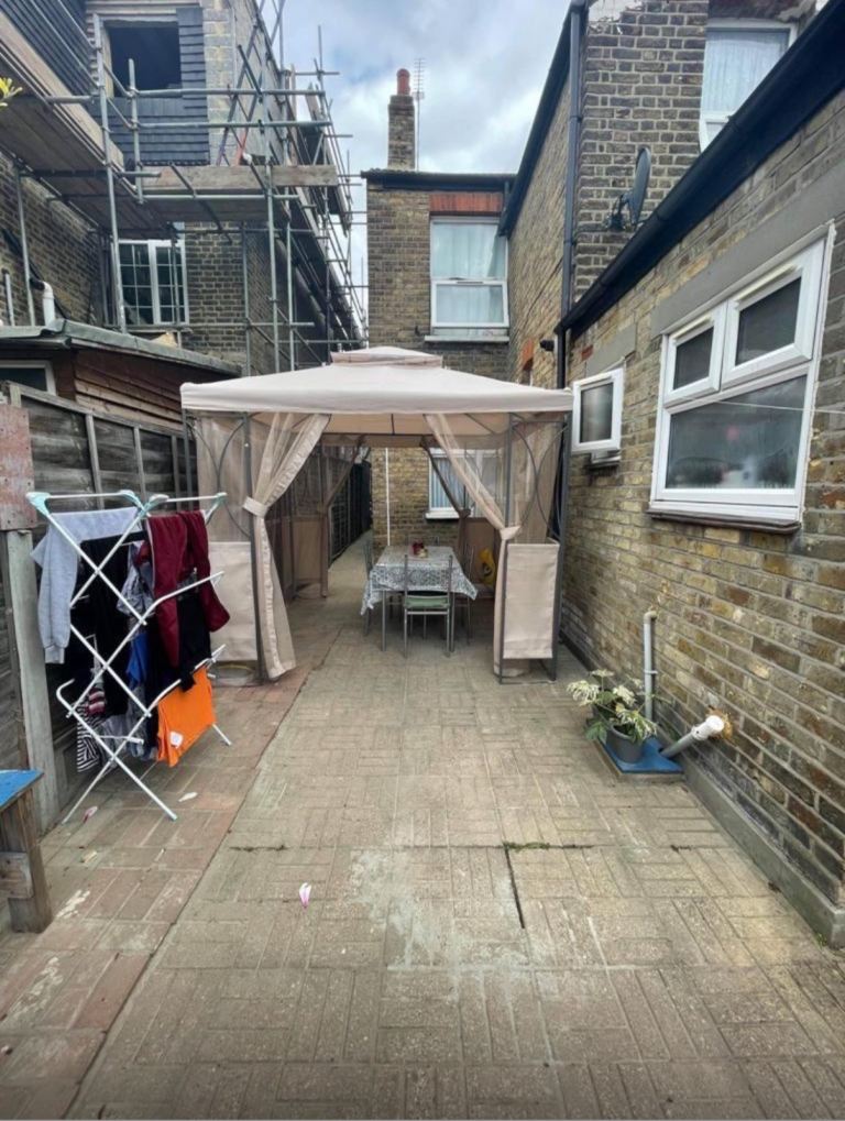 Flat Wedderburn Road in Greater London