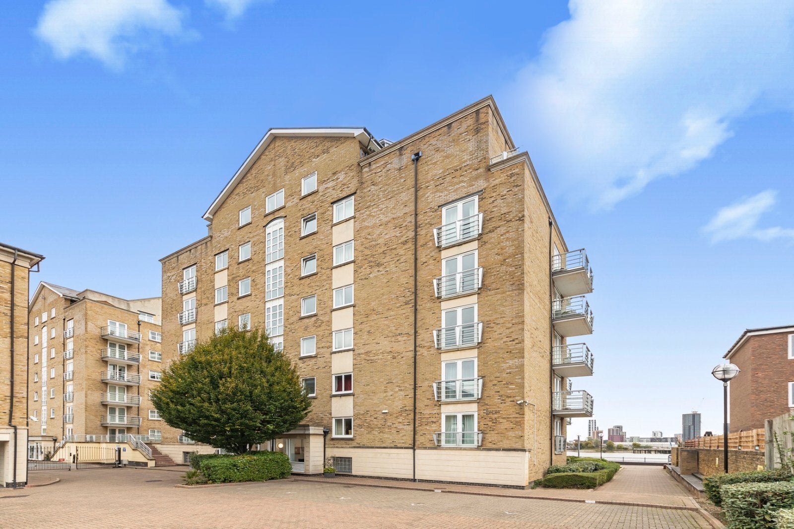 Flat Millennium Drive in Greater London