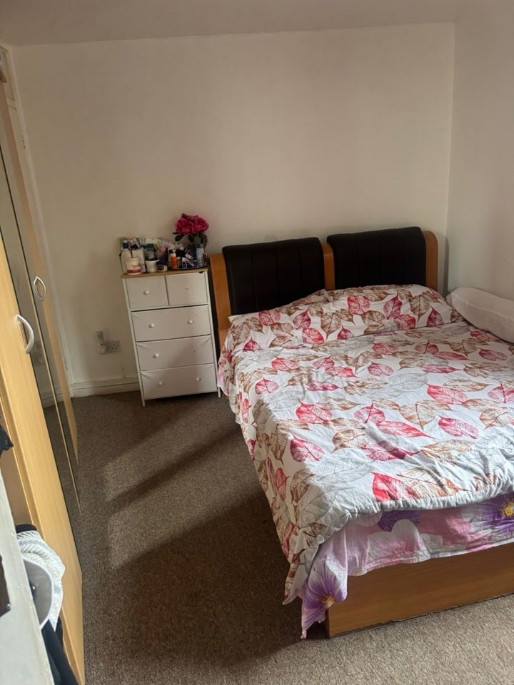 Flat Victoria Avenue in Greater London