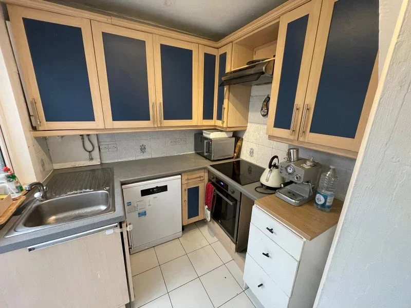 Room Bowes Road in Greater London