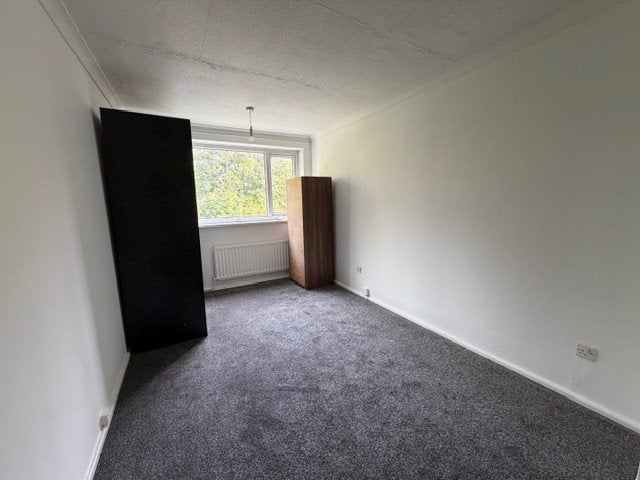 Flat Woodland Grove in Leeds