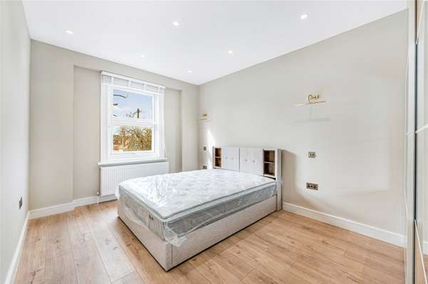 Flat Gunnersbury Avenue in Greater London