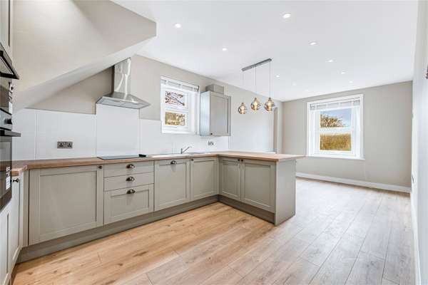 Flat Gunnersbury Avenue in Greater London