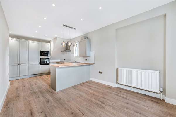 Flat Gunnersbury Avenue in Greater London