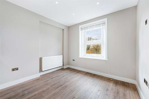 Flat Gunnersbury Avenue in Greater London
