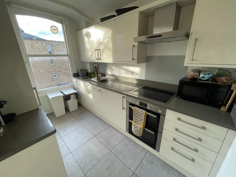 Room Chelsham Road in Greater London